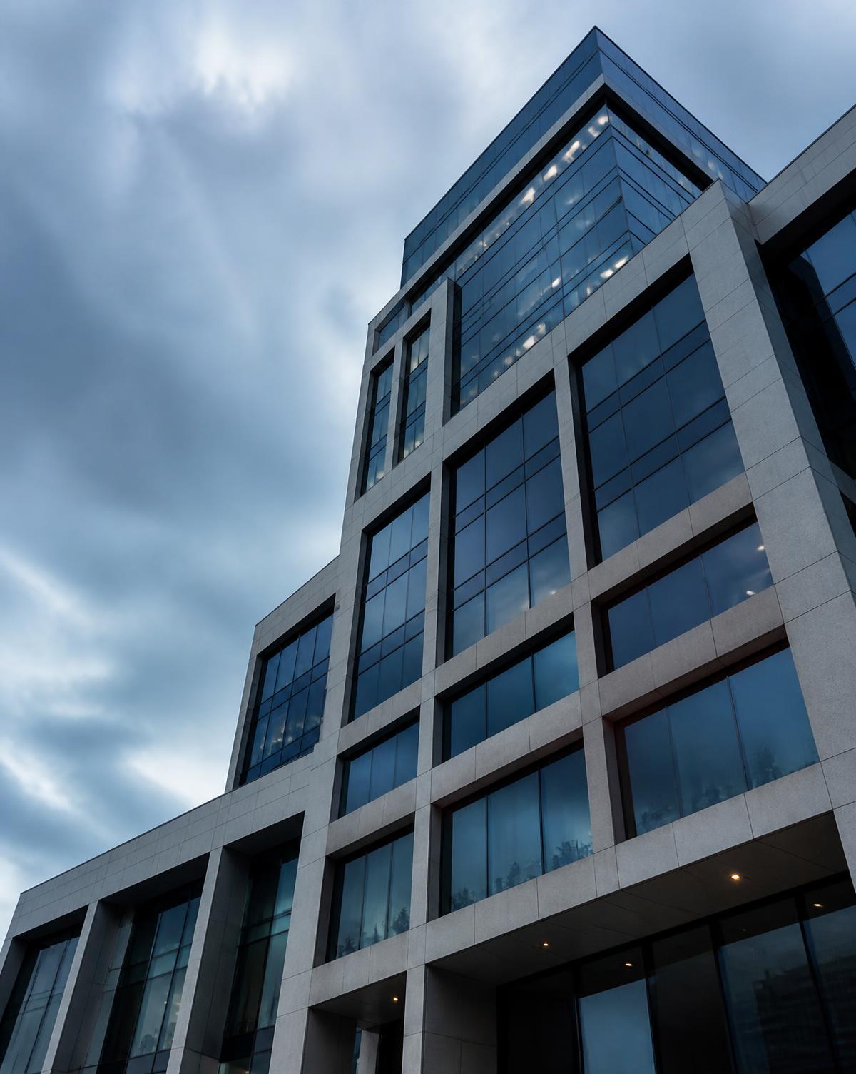 Fachada de edifício corporativo em concreto e vidro